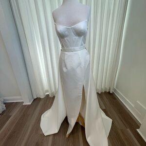 Elegant White Strapless Gown with Slit Rachel Rose - Snow in satin